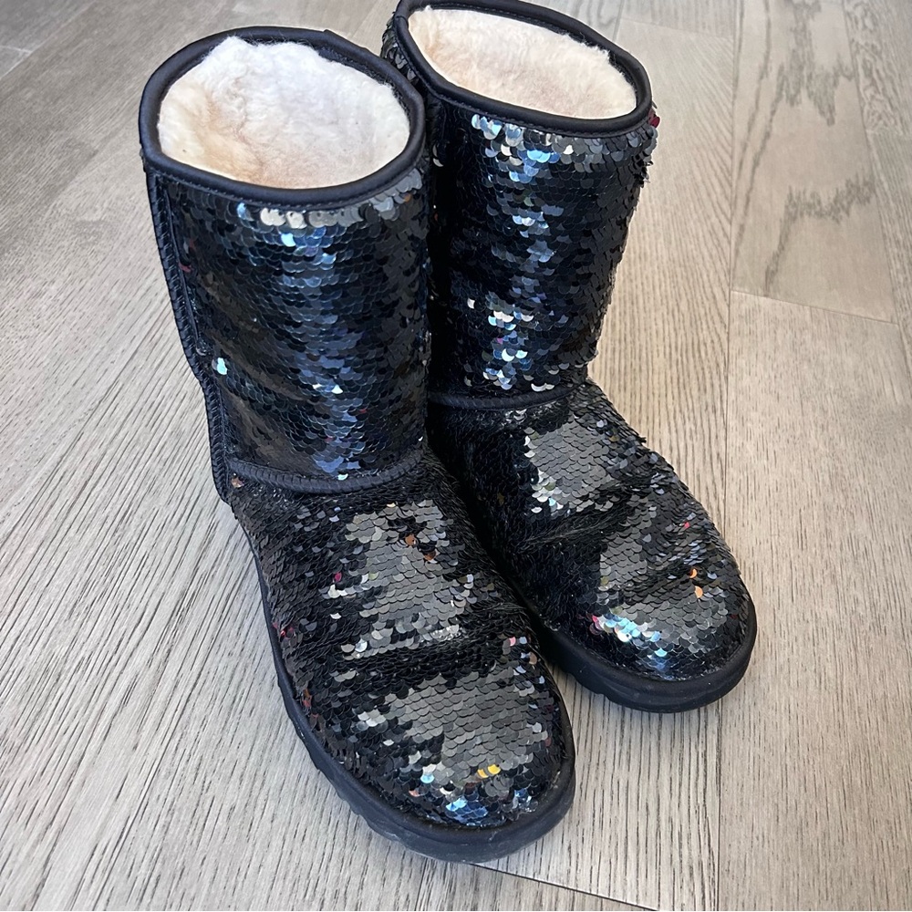 Short Sequin Uggs - Picture 2 of 8